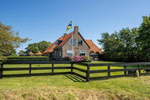 a wooden fence in front of a house at Ballumerhoeve t Pandje in Ballum
