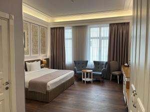 Ένα ή περισσότερα κρεβάτια σε δωμάτιο στο Theatrum Hotel Baku
