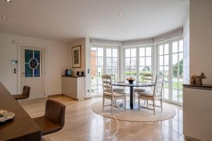 a kitchen and dining room with a table and chairs at Blauw aan zee in De Panne