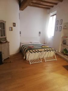 a room with a bed and a table in it at Lovely Home - Bike Friendly in Buonconvento +7 photos