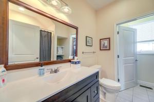Un baño con lavabo, inodoro y espejo. en Canoe and Dock Boaters Paradise on Pamlico River!, en Aurora 24 fotos más