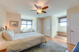 Un dormitorio con una cama y un ventilador de techo. en Canoe and Dock Boaters Paradise on Pamlico River!, en Aurora