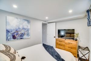 Ένα ή περισσότερα κρεβάτια σε δωμάτιο στο Colorado Springs Apt with Private Hot Tub