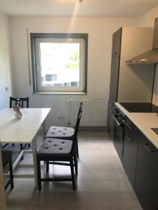 eine Küche mit einem Tisch, einem Tisch und einem Stuhl in der Unterkunft Ferienwohnung Winterberg in Winterberg