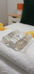 Un primer plano de dos pastillas encima de una cama. en Khaya Apartments Victoria Falls Estate, en Victoria Falls