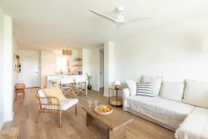 un soggiorno con un divano bianco e un tavolo di Precioso apartamento en Platja d'Aro, Costa Brava. a Platja  d'Aro