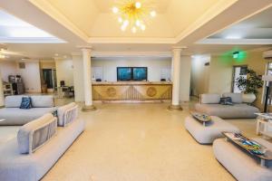 Uma TV ou centro de entretenimento em Blue Horizon Hotel
