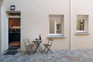 a table and chairs sitting next to a building at Bulles de bonheur - hyper centre d'Épernay in Épernay