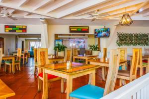 Um restaurante ou outro lugar para comer em Blue Horizon Hotel