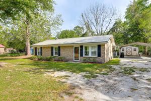 沃尔特伯勒Less Than 5 Mi to Dtwn Walterboro Grill, Game and More!的一座带车库的小砖屋