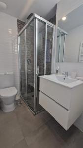 un bagno con doccia, lavandino e WC di Edificio Calpe Beach Arenal a Calpe