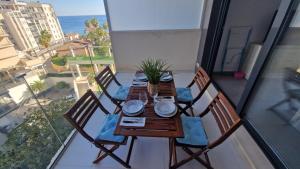 un tavolo e sedie su un balcone con vista sull'oceano di Edificio Calpe Beach Arenal a Calpe