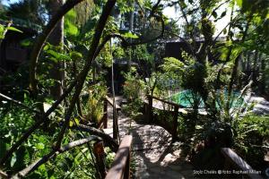 un sentiero in un giardino con recinzione e piante di Stolz Chales a Guarda do Embaú