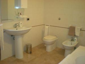 Ένα μπάνιο στο House 10' from the sea, AC, garden, parking, wifi