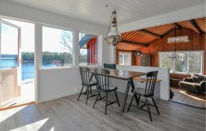 奥尔延Beautiful Home In Årjäng With Lake View的配有桌椅的厨房和餐厅