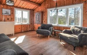 Beautiful Home In Årjäng With Lake View的休息区
