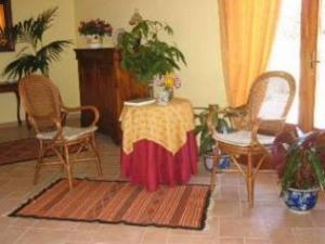 een woonkamer met een tafel en stoelen bij S'Arenarju in La Caletta