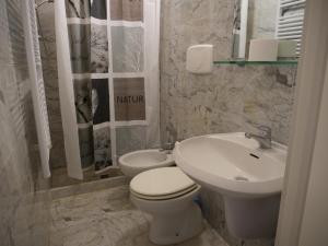 Koupelna v ubytování LC Hotel by Gale + 7 fotografií