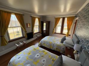 a bedroom with two beds and windows at The Kendall Inn in Freeport