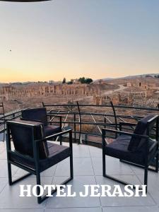 杰拉什Jerash Hotel的一组椅子坐落在峡谷的俯瞰处