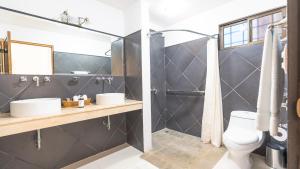 Uma casa de banho em Hotel Arco Iris