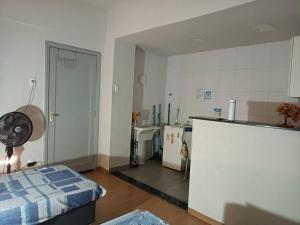 a hospital room with a bed and a kitchen at Apartamento 634 vista praça estação Centro BH in Belo Horizonte