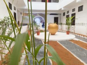 Bazén v ubytování Hare Rama Hare Krishna - EESHA Hotel nebo v jeho okolí