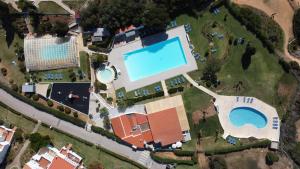una vista aérea de una casa con piscina en Marrocha Club, en Porches
