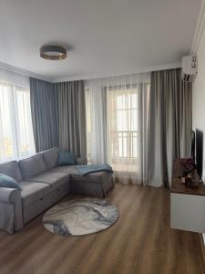una sala de estar con un sofá y una alfombra en Meerblick , Etera 4, en Sunny Beach