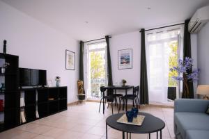 a living room with a couch and a table at Hyper-centre Toulon T2 climatisé in Toulon