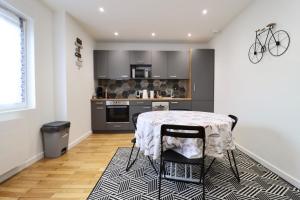 a kitchen with a table with a table cloth on it at Génial T4 90m2 cosy&clim 3 CHB 2 SDB - tram 5min du centre de Strasbourg in Strasbourg