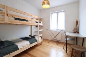 a bedroom with a bunk bed and a desk at Génial T4 90m2 cosy&clim 3 CHB 2 SDB - tram 5min du centre de Strasbourg in Strasbourg