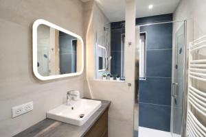 a bathroom with a sink and a shower at Génial T4 90m2 cosy&clim 3 CHB 2 SDB - tram 5min du centre de Strasbourg in Strasbourg +20 photos