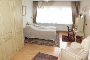 a bedroom with a bed and a window and a piano at Ferienwohnung Mayener Jung mit schönem Innenhof in Mayen