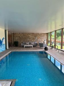 a large swimming pool in a house with aitating at Casa do Espigueiro in Chaves