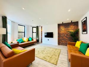 a living room with two couches and a tv at BIG Bournemouth 4-Bedroom - 2-Bathroom - Sleeps 10 in Bournemouth