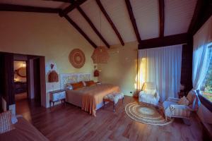 ein Schlafzimmer mit einem Bett und Stühlen in einem Zimmer in der Unterkunft Casa Jazmín - Brisas del Lago in Puerto Bossetti + 88 Fotos