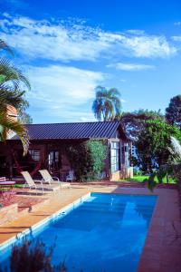 ein Haus mit einem Swimmingpool vor dem Haus in der Unterkunft Casa Jazmín - Brisas del Lago in Puerto Bossetti