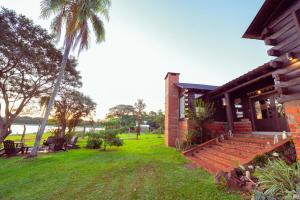 ein Haus mit einer Palme neben einem Hof in der Unterkunft Casa Jazmín - Brisas del Lago in Puerto Bossetti