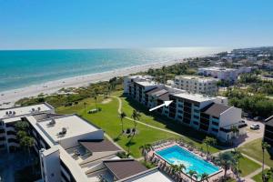 Una vista aérea de un resort y la playa. en Loggerhead Cay 174, en Sanibel