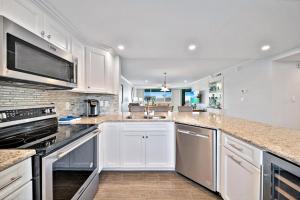 cocina grande con armarios y electrodomésticos blancos en Loggerhead Cay 174, en Sanibel