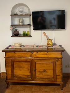 A television and/or entertainment centre at Palazzo 1500 Frescobaldi - Piano nobile x 5 - A Casa di Alfonso