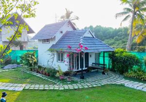 Taman di luar JC Den Private Villas Kochi by VOYE HOMES