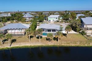 una vista aérea de una casa con piscina y palmeras en Five Palms, en Sanibel