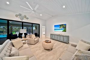ein Wohnzimmer mit Sofa und Tisch in der Unterkunft Paradise Palms in Sanibel