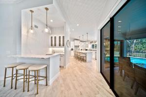 eine Küche und ein Wohnzimmer mit einem Pool in der Unterkunft Paradise Palms in Sanibel