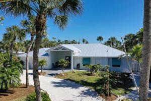 ein Haus mit Palmen davor in der Unterkunft Paradise Palms in Sanibel