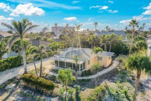 eine Luftansicht eines Hauses mit Palmen in der Unterkunft Peace, Love & Shells in Sanibel