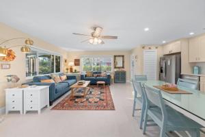 eine Küche und ein Wohnzimmer mit einer blauen Couch in der Unterkunft Peace, Love & Shells in Sanibel