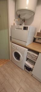 eine Waschmaschine und Trockner in einem kleinen Zimmer mit in der Unterkunft Vos vacances à la mer in Valras-Plage + 3 Fotos